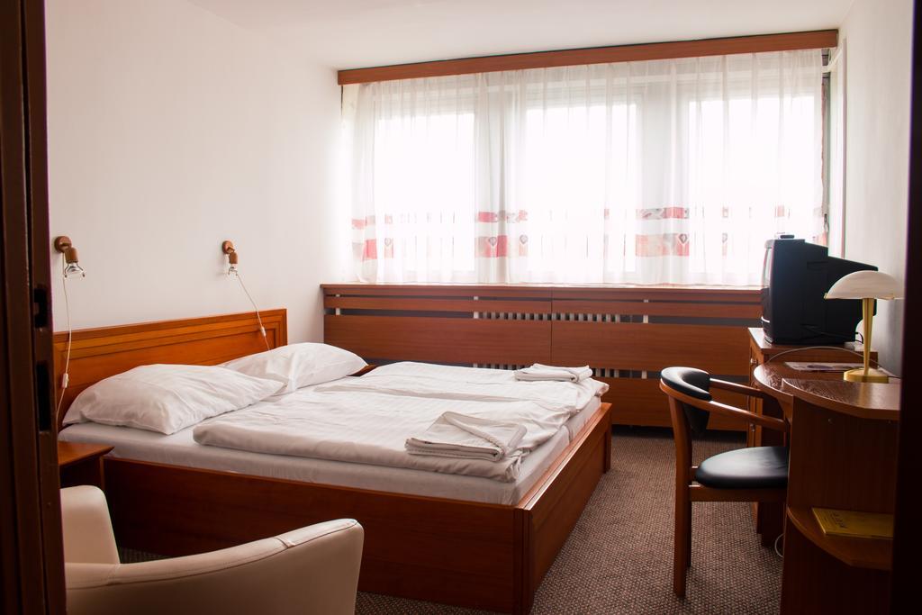 Hotel Druzba Μιχάλοβτσε Εξωτερικό φωτογραφία